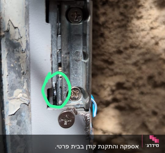 תקריב של מנעול חשמלי במשקוף דלת עם סימון מנגנון הלשונית
